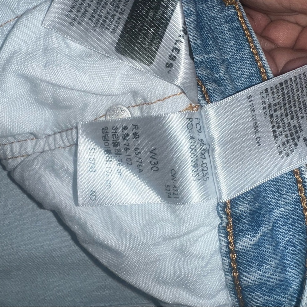 Two Toned Levi’s - Picture 4 of 4